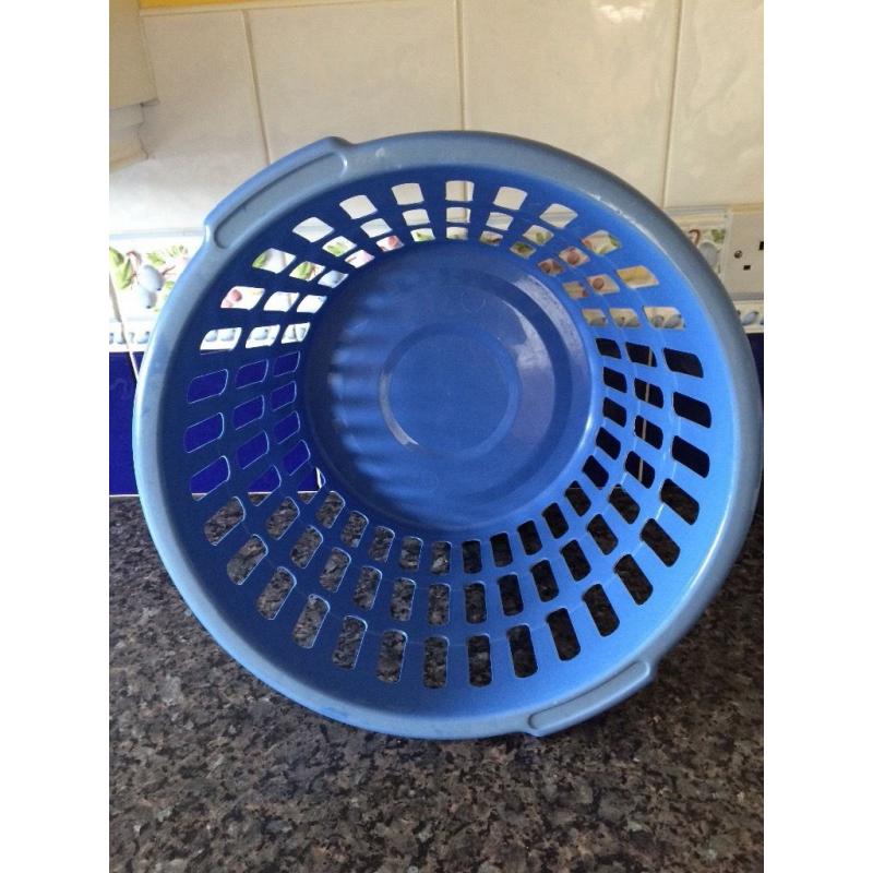 Round laundry basket