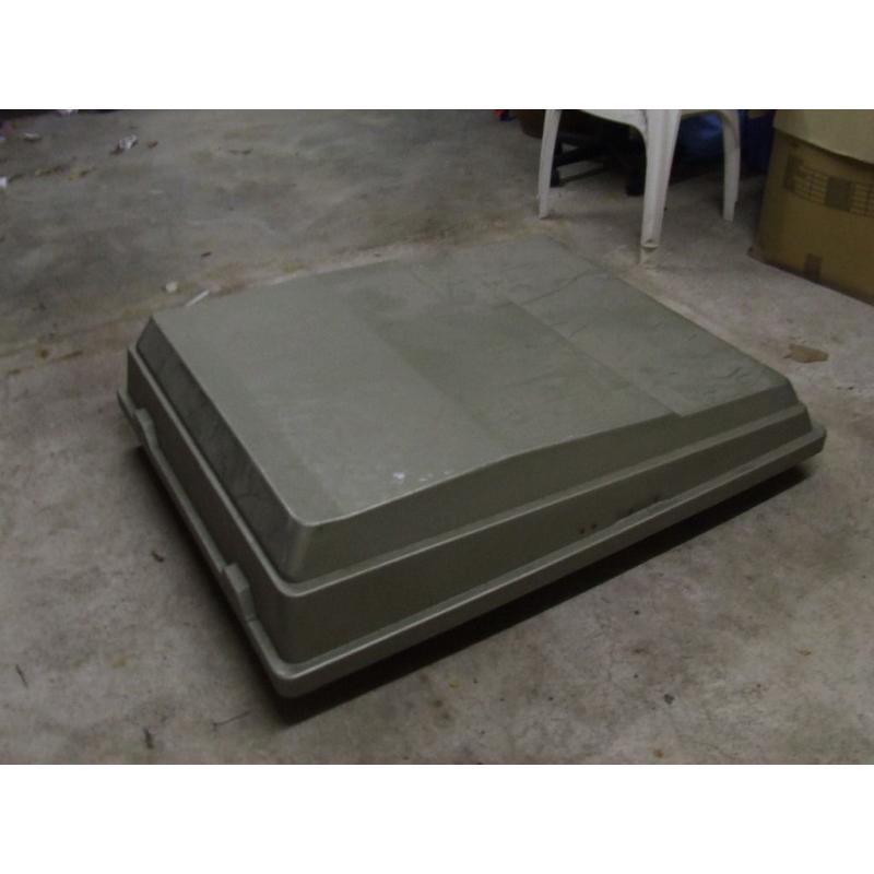 Large German car roof box, requires keys