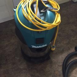 Makita 110v dust extractor