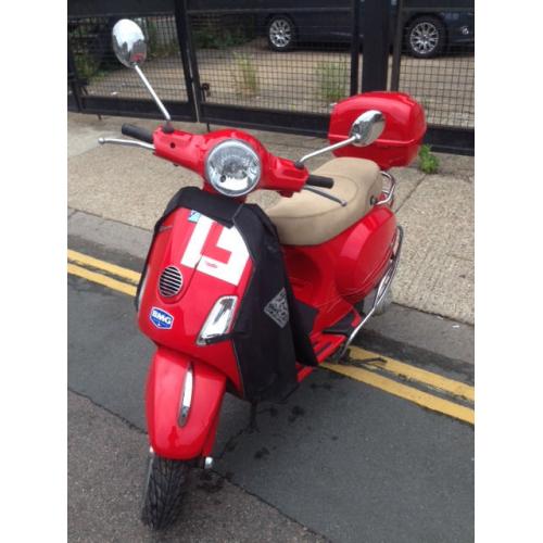 12/2010 Piaggio Vespa LX 125 lx125 in Dragon Red great condition + Few Extras