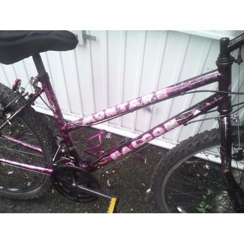 FALCON LADIES MOUNTAIN BIKE,17 INCH FRAME,26 INCH WHEELS,18 GEARS,GEL SEAT.