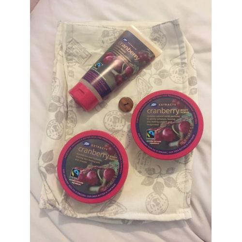 Boots Cranberry Extracts Body set WITH Bag - body wash, body scrub, body butter
