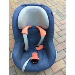 Maxi Cosi Pearl car seat and Maxi Cosi Isofix family base