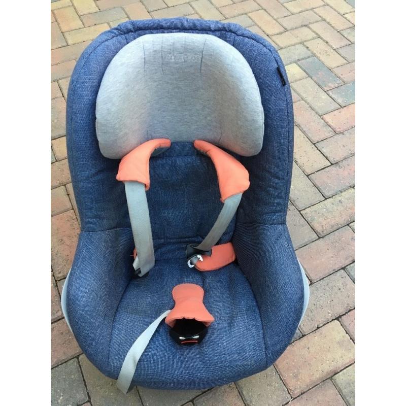 Maxi Cosi Pearl car seat and Maxi Cosi Isofix family base