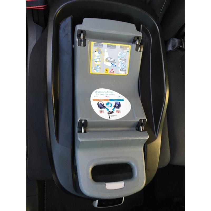 Maxi Cosi Pearl car seat and Maxi Cosi Isofix family base