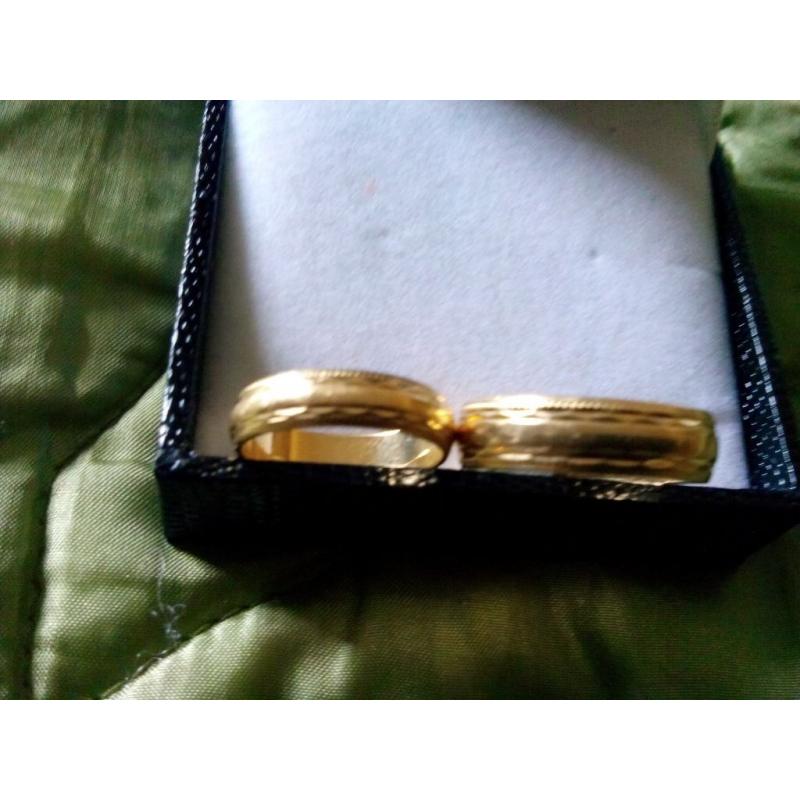 pair of beutiful matching wedding rings his and hers 18ct gold mens size U ladies size N