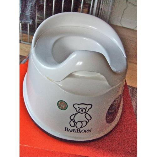 Baby Bjorn smart Potty Seat White Removable Bowl splash-guard Non-Skid Base Toilet Training