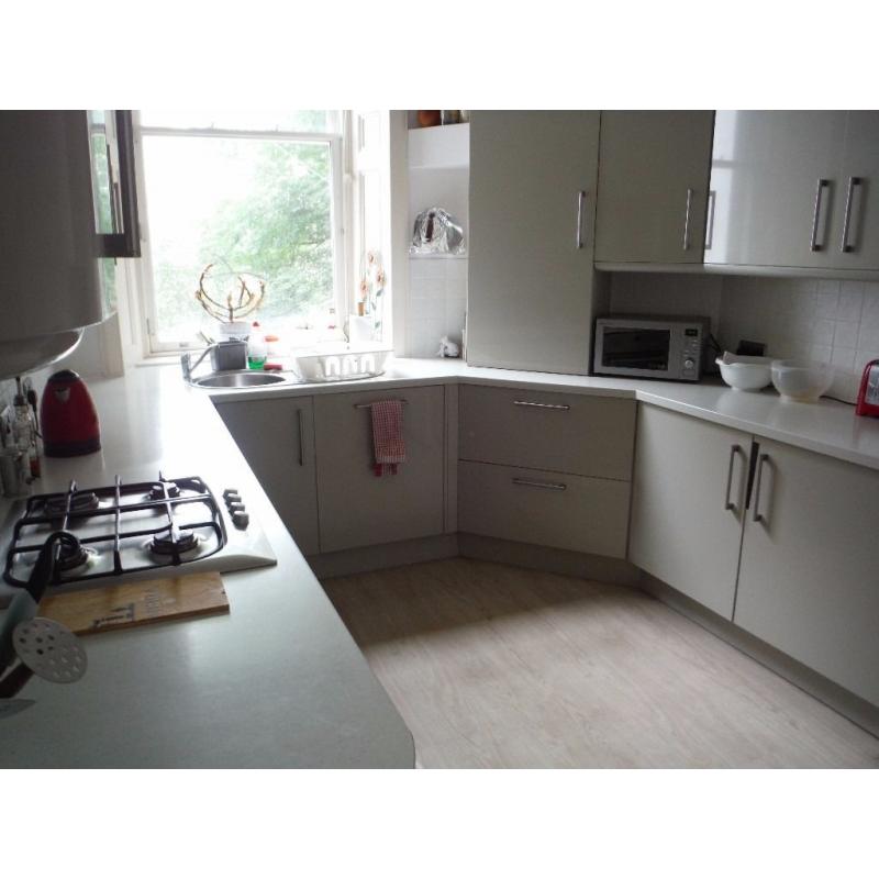 Looking for a couple to share flat (Double room in a flat of two rooms)