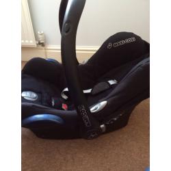 Maxi Cosi Cabriofix car seat and easyfix isofix base