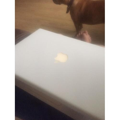 2007 apple macbook/ intel 2 processor/ great condition with charger