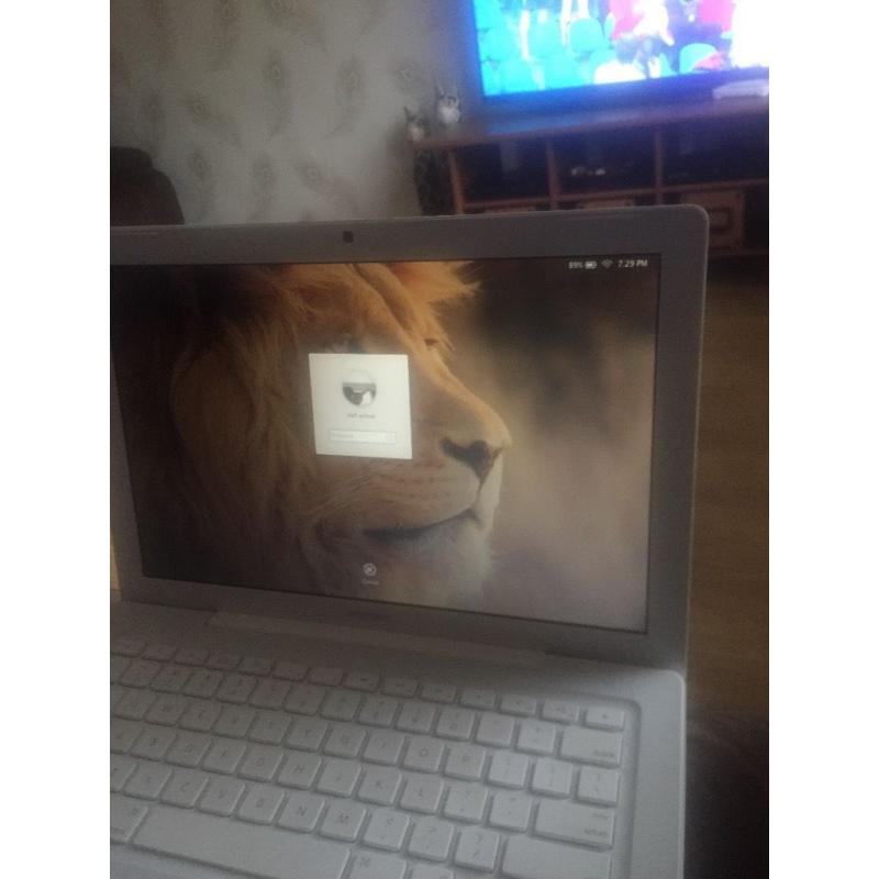 2007 apple macbook/ intel 2 processor/ great condition with charger