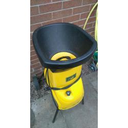 Lynx garden shredder in used condition working order! Can deliver