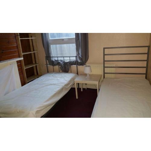 Zone2 kilburn London Room to Share with one person male or female