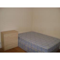 Big single room (double size) in shared flat. All bills included. 1 week deposit. Fast internet