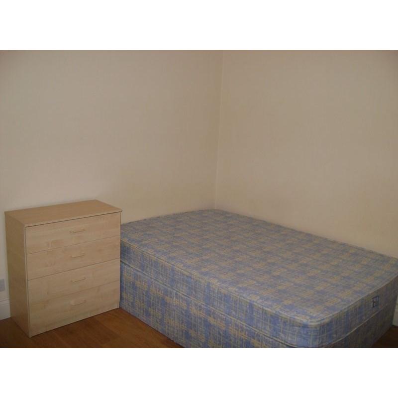Big single room (double size) in shared flat. All bills included. 1 week deposit. Fast internet