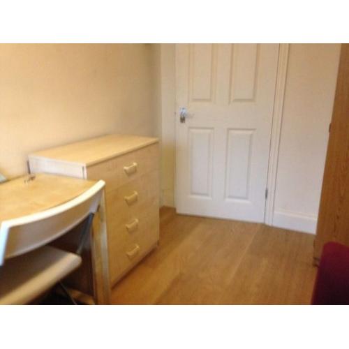 Big single room (double size) in shared flat. All bills included. 1 week deposit. Fast internet