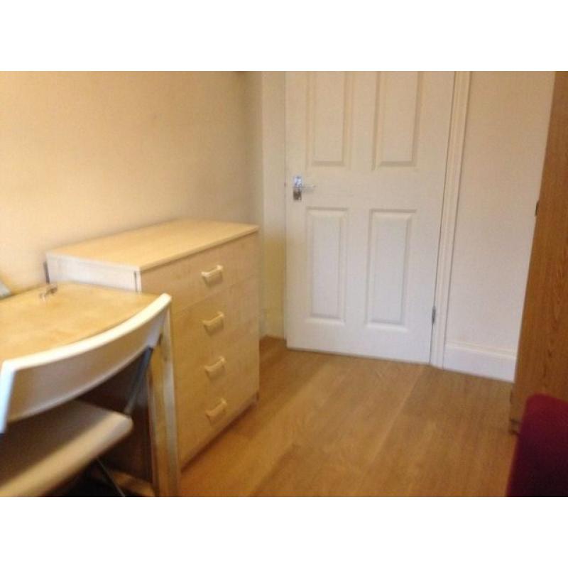 Big single room (double size) in shared flat. All bills included. 1 week deposit. Fast internet