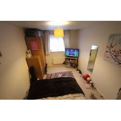 Lovely double room in friendly refurbished flat, great location!