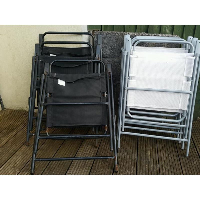 Patio / garden table set with 4 white chairs and 4 black chairs come with the umbrella / parasol