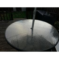 Patio / garden table set with 4 white chairs and 4 black chairs come with the umbrella / parasol