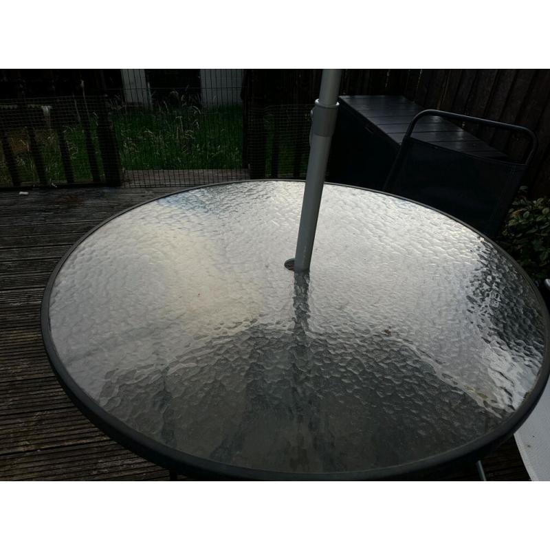 Patio / garden table set with 4 white chairs and 4 black chairs come with the umbrella / parasol