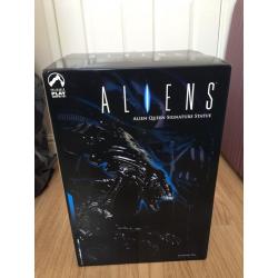 Alien Queen signature statue