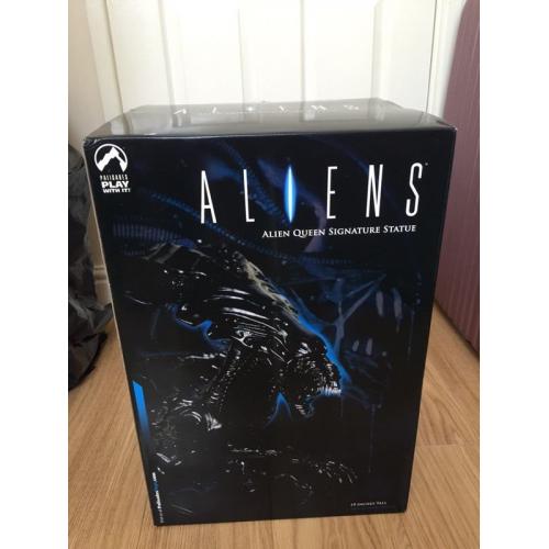 Alien Queen signature statue