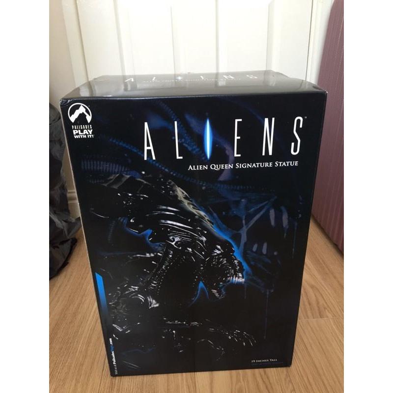 Alien Queen signature statue