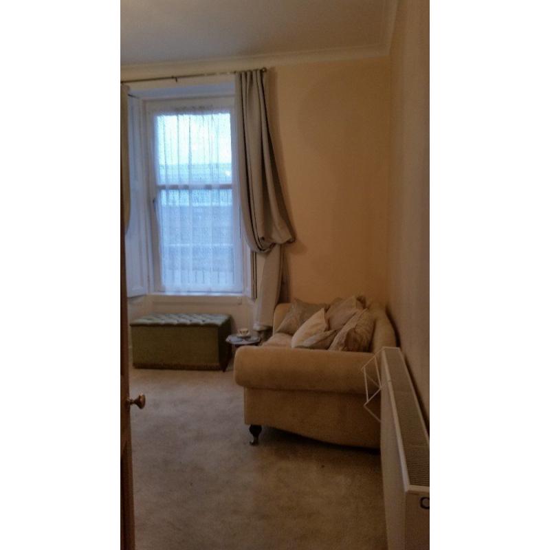 Cosy, clean small double room within flat share. Available to students