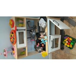 Kid's kitchen and accessories