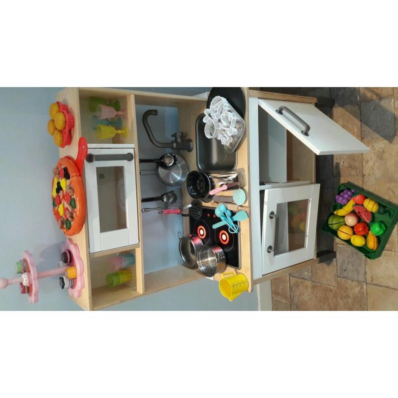 Kid's kitchen and accessories