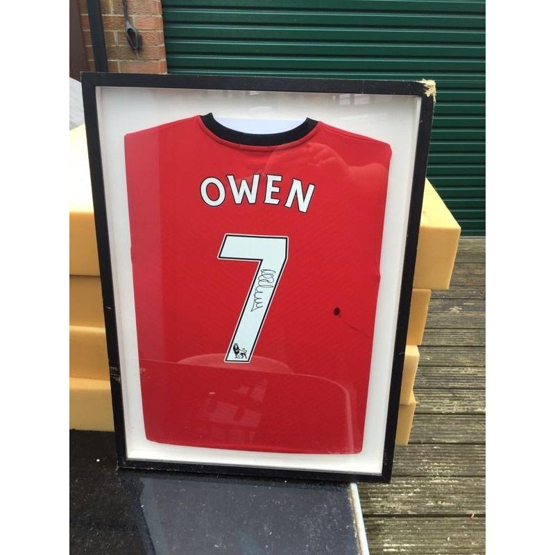 Frames signed Michael Owen Manchester United jersey