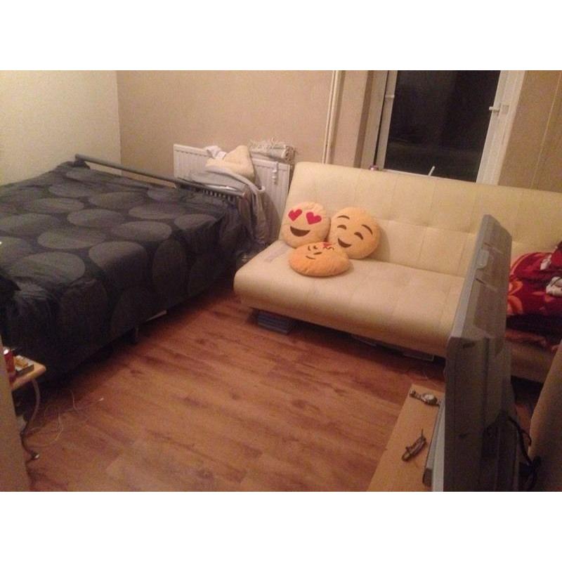 Large double bedroom available