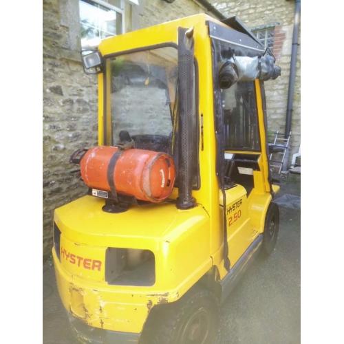Hyster 2.5 Gas forklift, triplex mast, with side shift