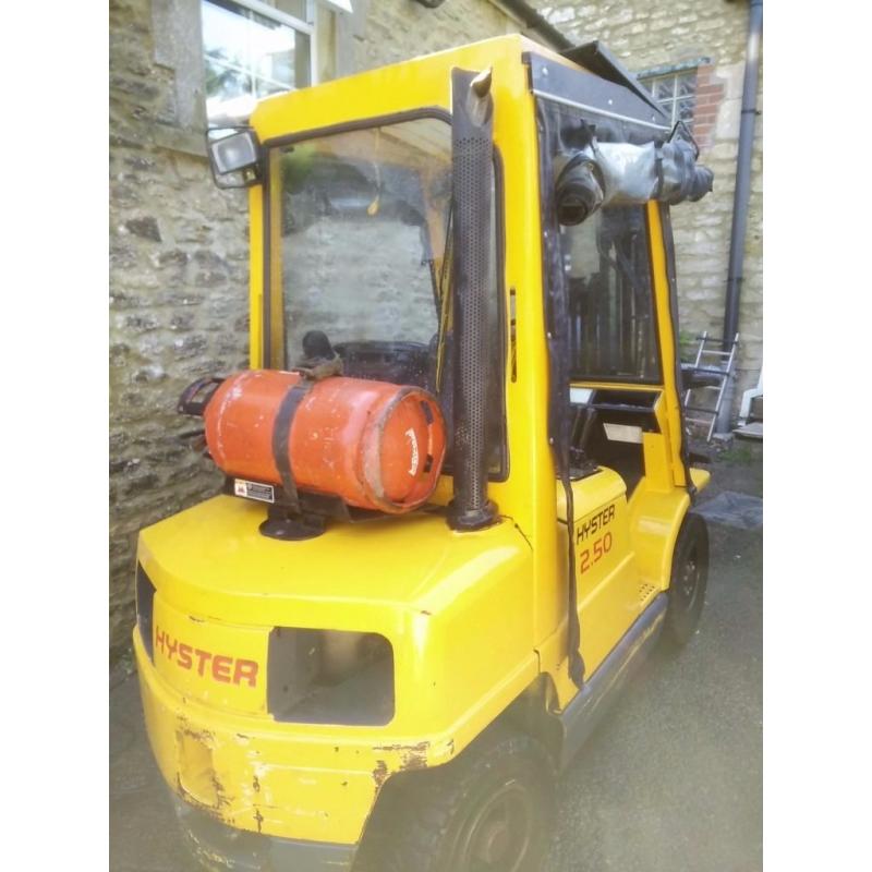 Hyster 2.5 Gas forklift, triplex mast, with side shift