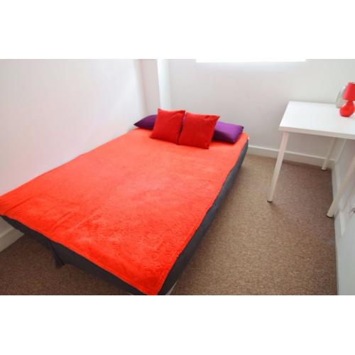 Cozy Double Room near South Quay DLR Station. All Bills and Broadband are included. Available Now!