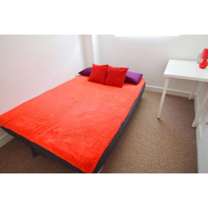 Cozy Double Room near South Quay DLR Station. All Bills and Broadband are included. Available Now!
