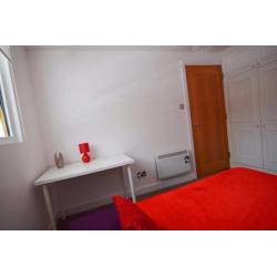 Cozy Double Room near South Quay DLR Station. All Bills and Broadband are included. Available Now!