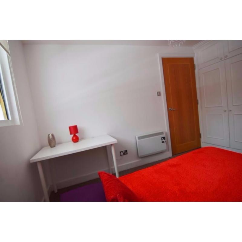 Cozy Double Room near South Quay DLR Station. All Bills and Broadband are included. Available Now!