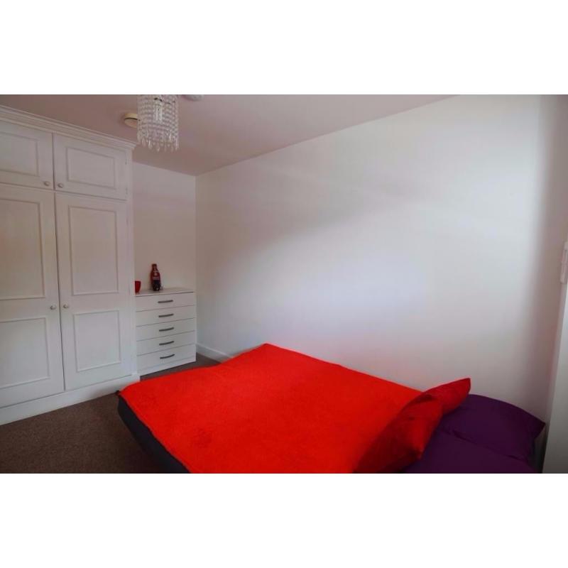 Cozy Double Room near South Quay DLR Station. All Bills and Broadband are included. Available Now!