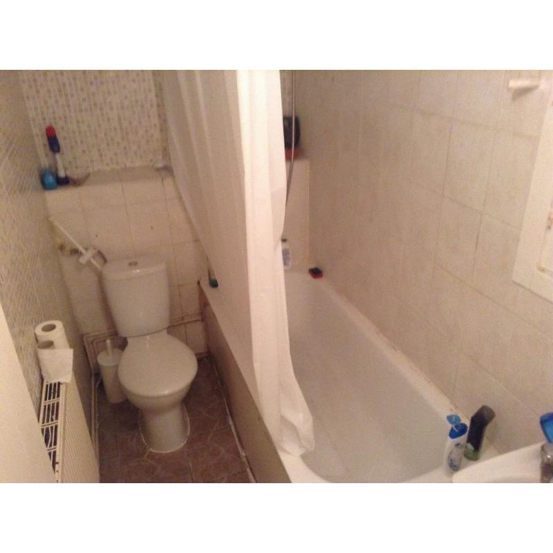 Single room with double bed for single person - good location