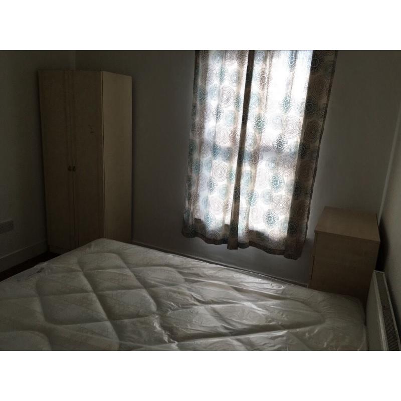 Double room 5 mins walking from Leyton station, 10 from stratford