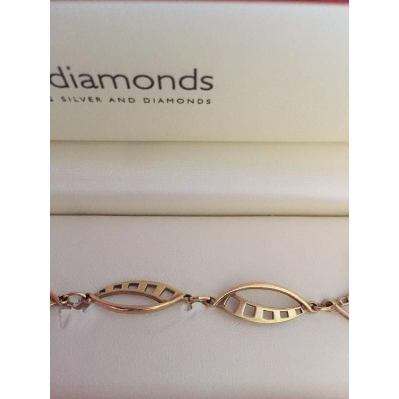 Gold Hot Diamonds matching bracelet and necklace.