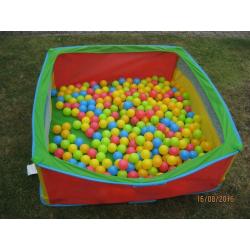 INFANT - CHILD BALL PIT + 300 VARIOUS COLOURS BALLS