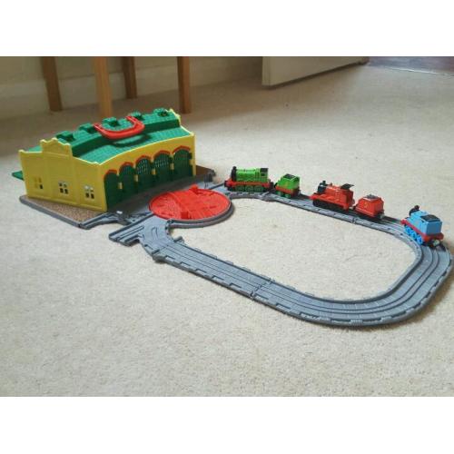 thomas tidmouth shed Playset and trains
