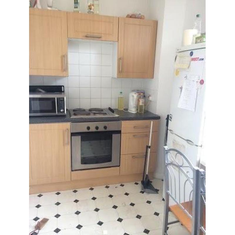 2 ROOMS SAME FLAT ** IS THAT BY ANY CHANCE YOUR HOMEY HOME ? PERFECT LOCATION - ZONE 1 !!