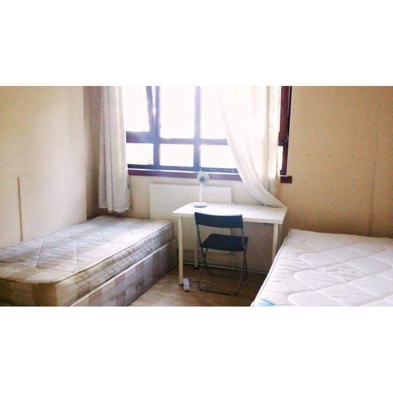 *3 Cheap Rooms Available in Trendy Location!