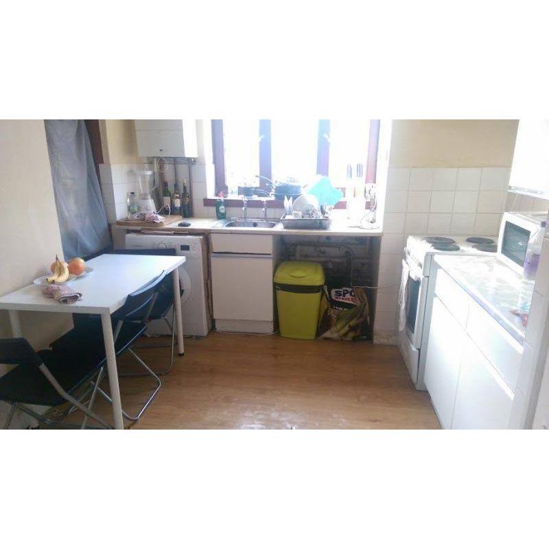 *3 Cheap Rooms Available in Trendy Location!