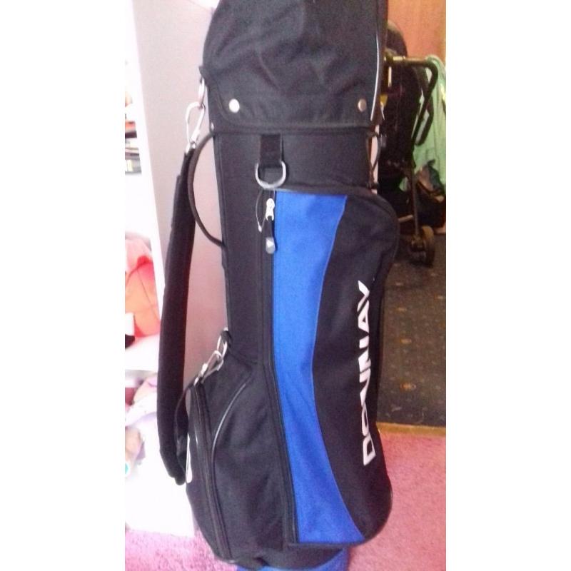 Golf bag and wheels