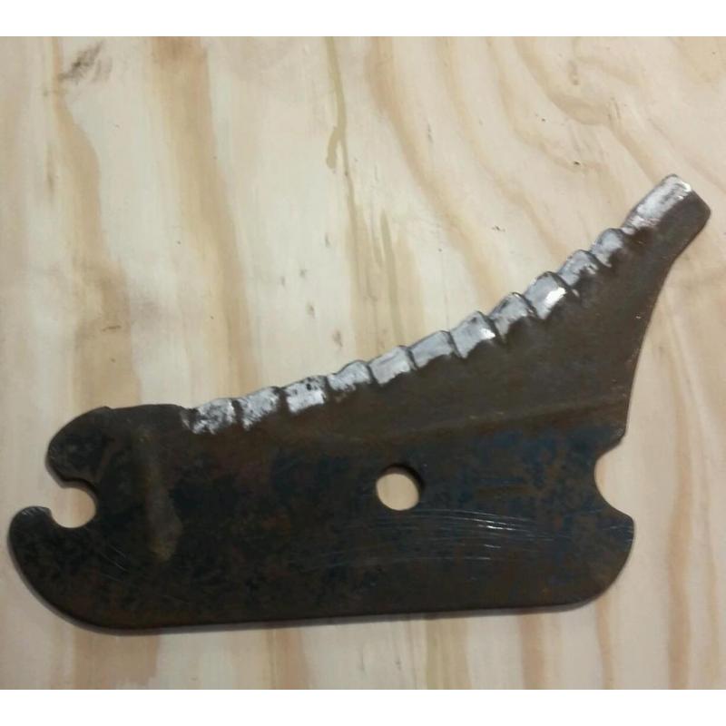 Round baler knives